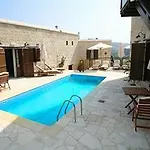 컨트리하우스 Leonidas Village Goudhi