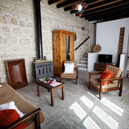 Leonidas Village Country house *