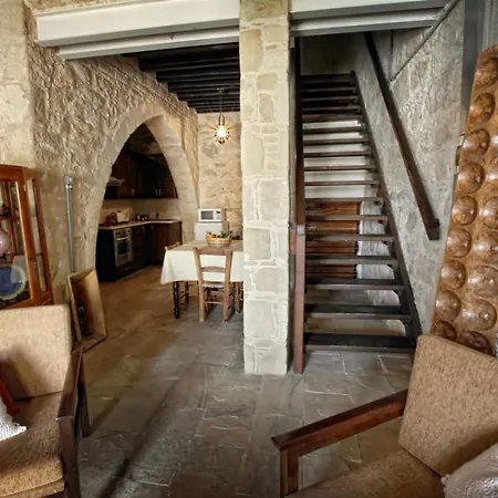 Leonidas Village Country house Goudhi
