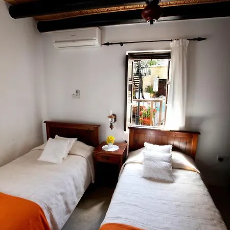 Leonidas Village Country house Goudhi