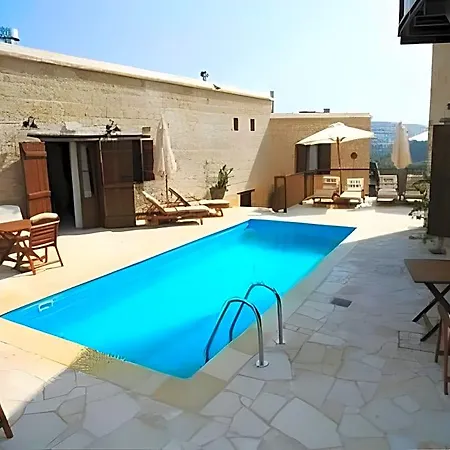 Leonidas Village