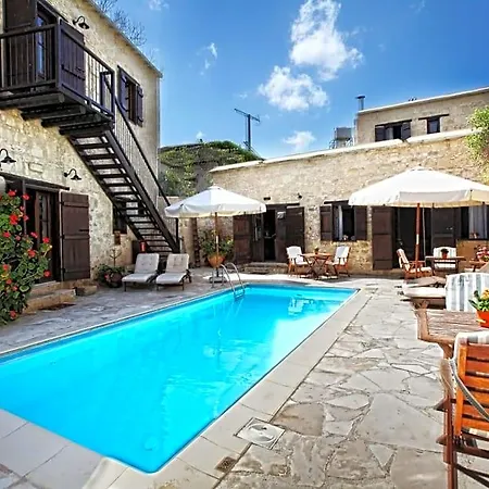 Leonidas Village Country house Goudhi