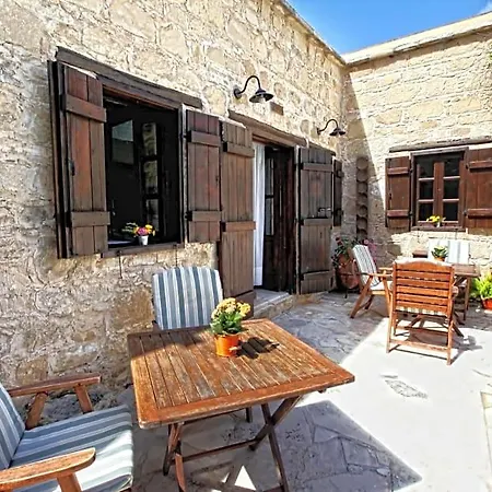 Country house Leonidas Village Goudhi
