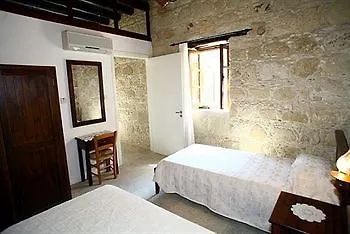 Leonidas Village Country house *