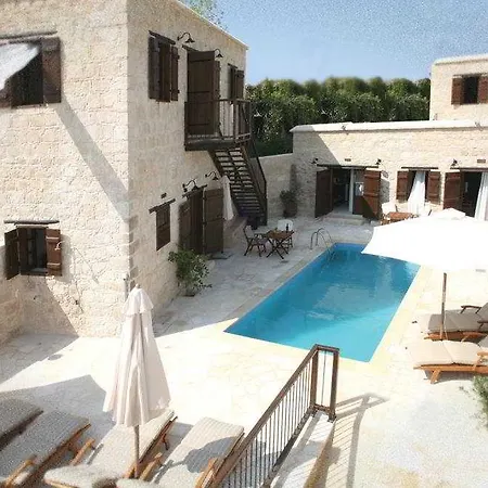 Leonidas Village Kır Evi