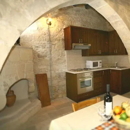 Leonidas Village Country house Goudhi