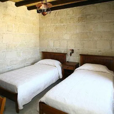Leonidas Village Kır Evi *