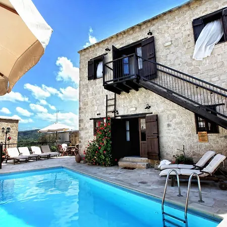Leonidas Village Country house Goudhi
