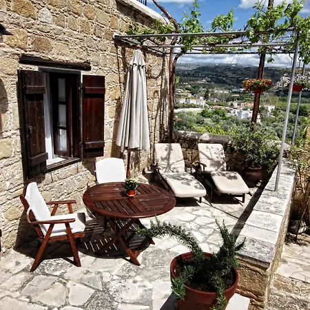 Leonidas Village Country house *
